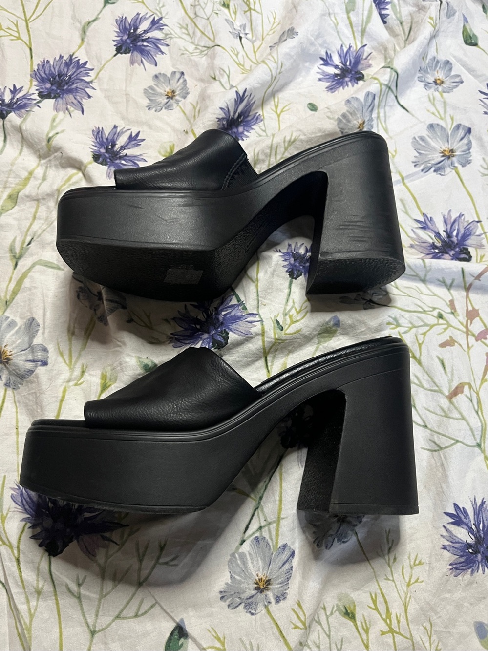 👡 Bold Black Platform Heels! 🖤 - Picture 5 of 6